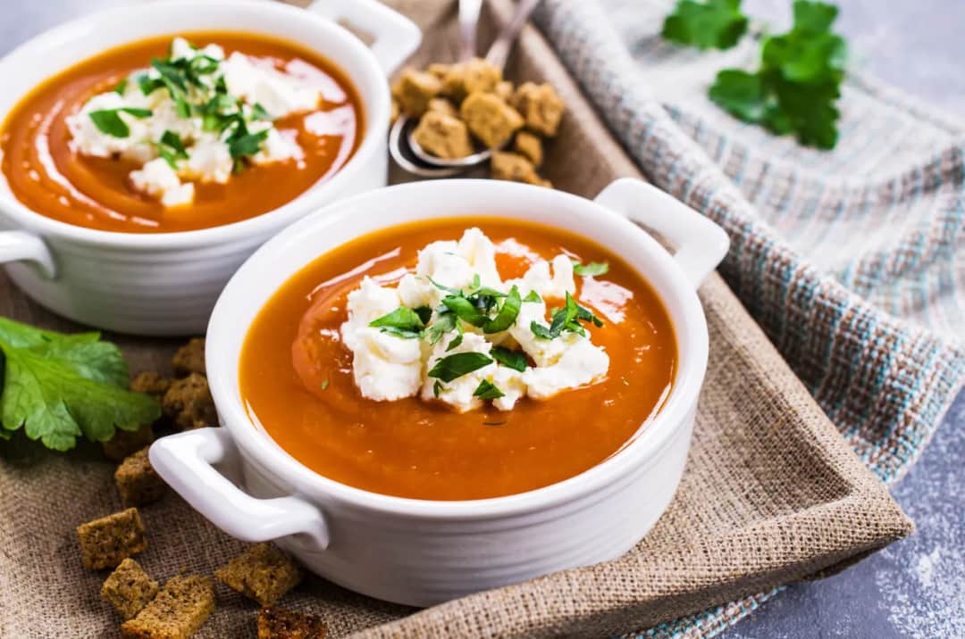 Jak zabielić zupę jogurtem bez obaw o zwarzenie i grudki