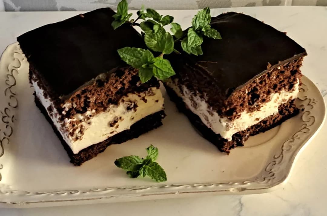Przepis na ciasto czekoladowe z bitą śmietaną i wiśniami, które zachwyci każdego