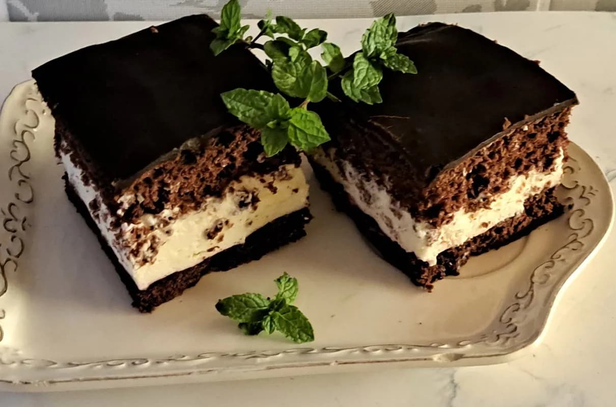 Przepis na ciasto czekoladowe z bitą śmietaną i wiśniami, które zachwyci każdego