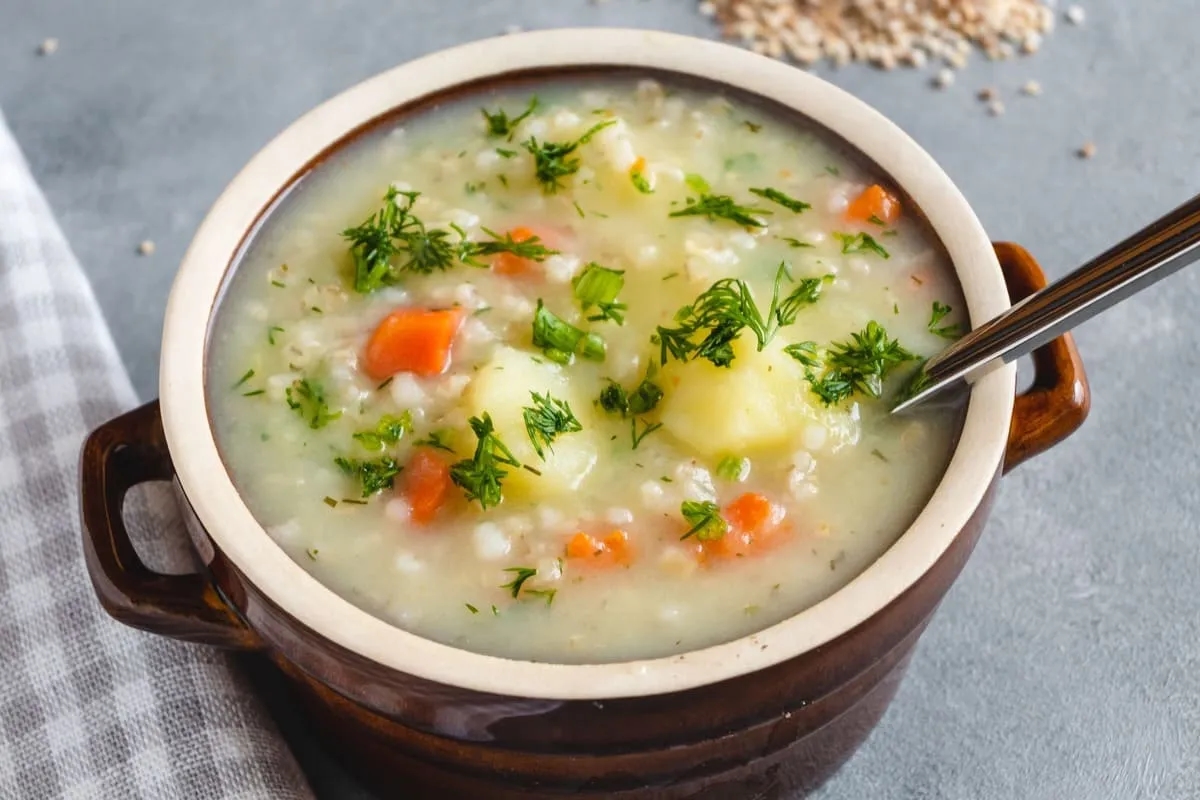 Jakie przyprawy do zupy krupnik? Odkryj sekrety smaku tej zupy